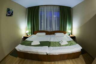 Гостиница Глобус Новосибирск Улучшенный номер с кроватью размера «king-size» или 2 отдельными кроватями-4